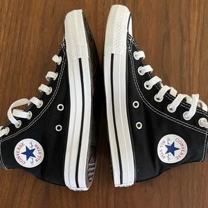 High top converse, gently used. Size US5